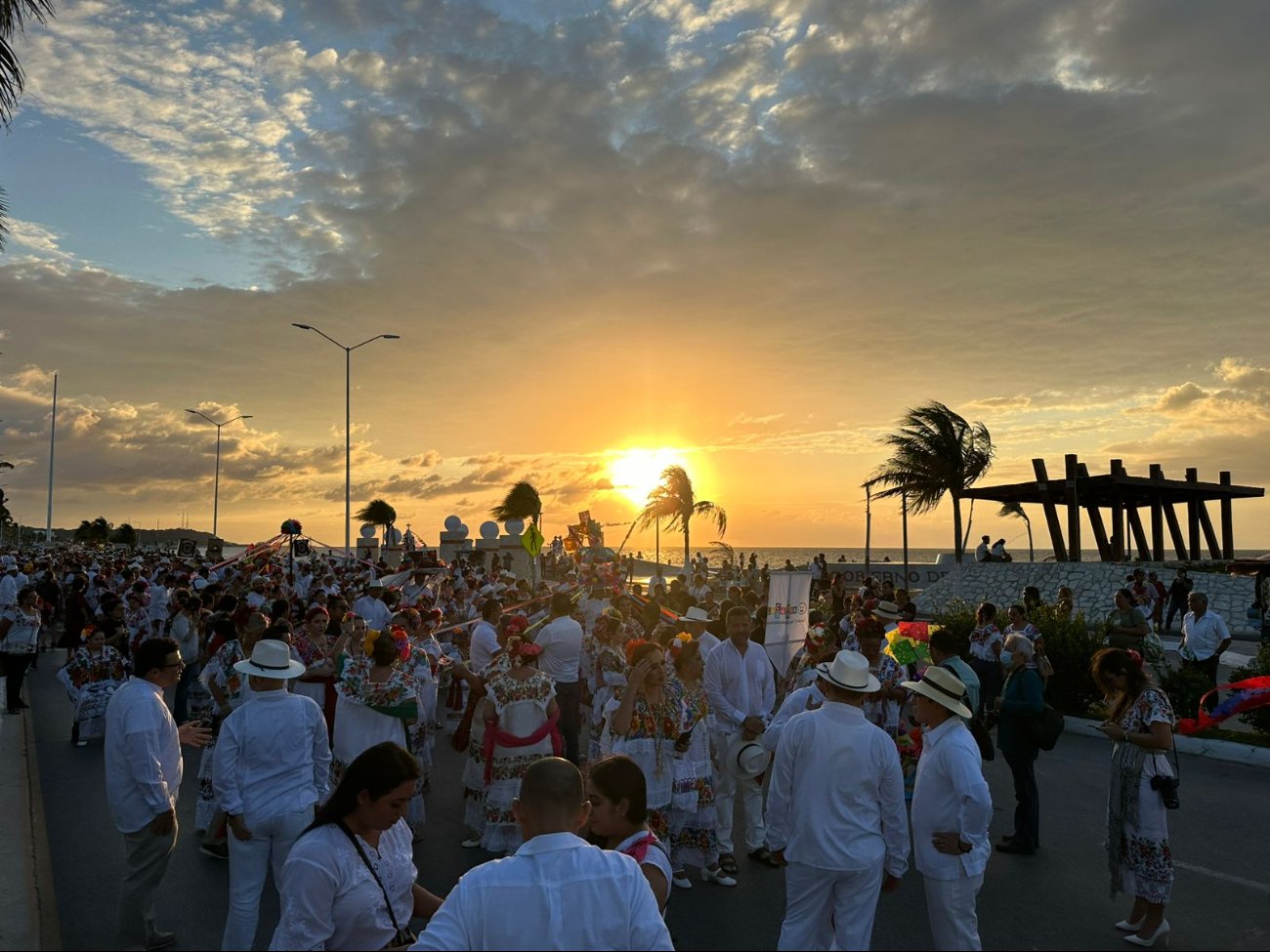 Los danzantes de Quintana Roo, Yucatán y Campeche recorrieron la avenida Justo Sierra hasta la zona de las fuentes