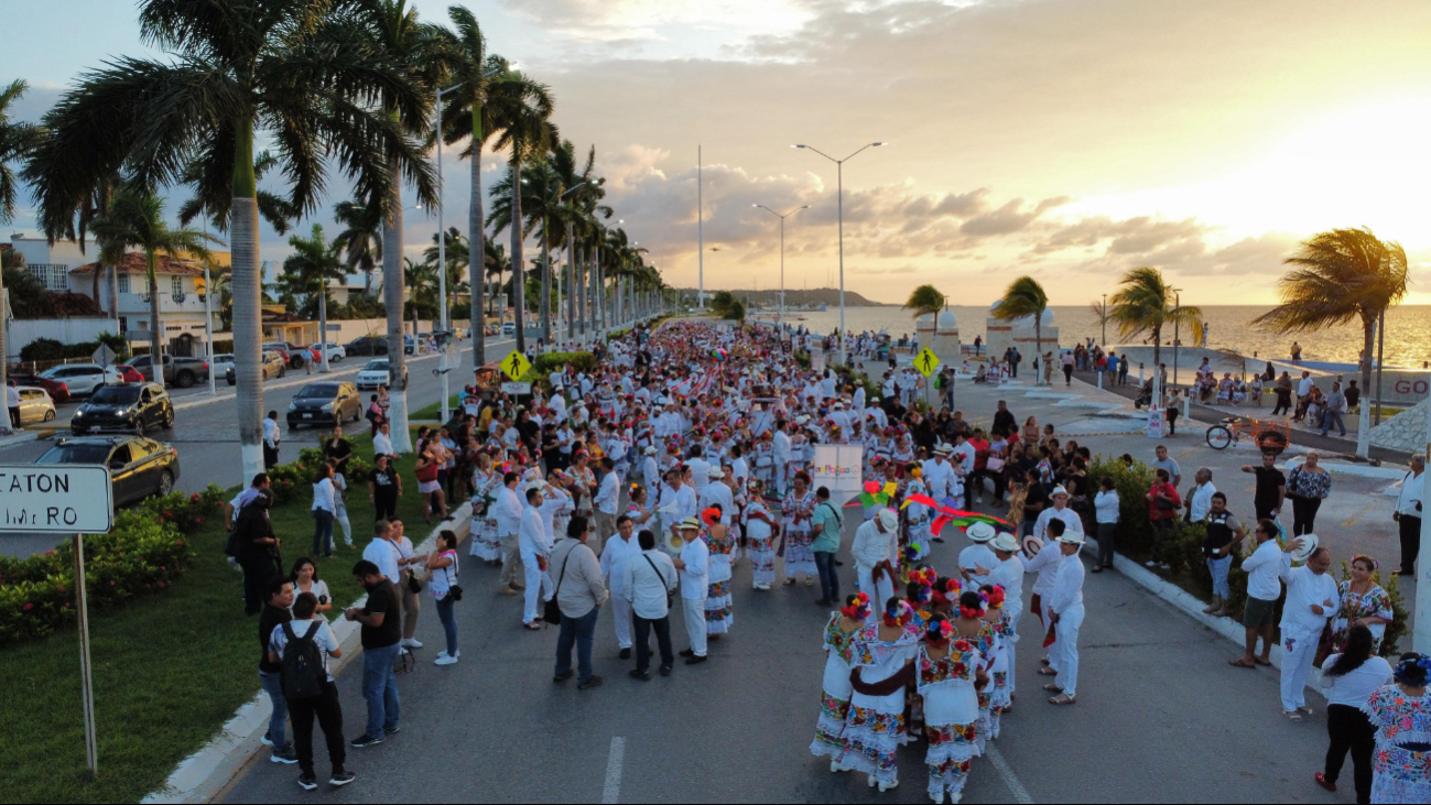 Magna Vaquería Peninsular "inunda" el malecón de Campeche con más de dos mil jaraneros