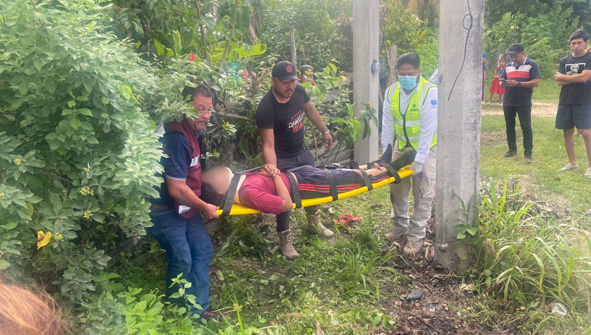 Adolescente termina hospitalizado al estrellar su moto contra un poste en Escárcega