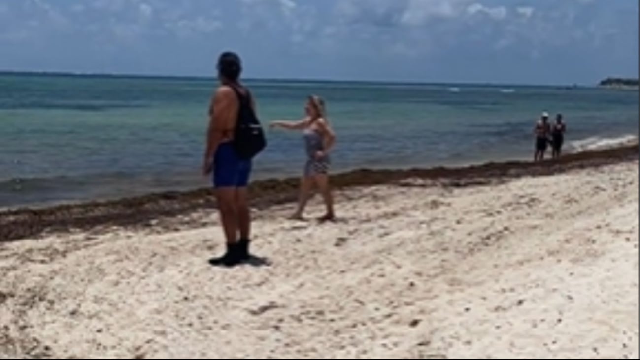 Mujer extranjera asegura que posee una playa privada y corre a turistas de Cancún