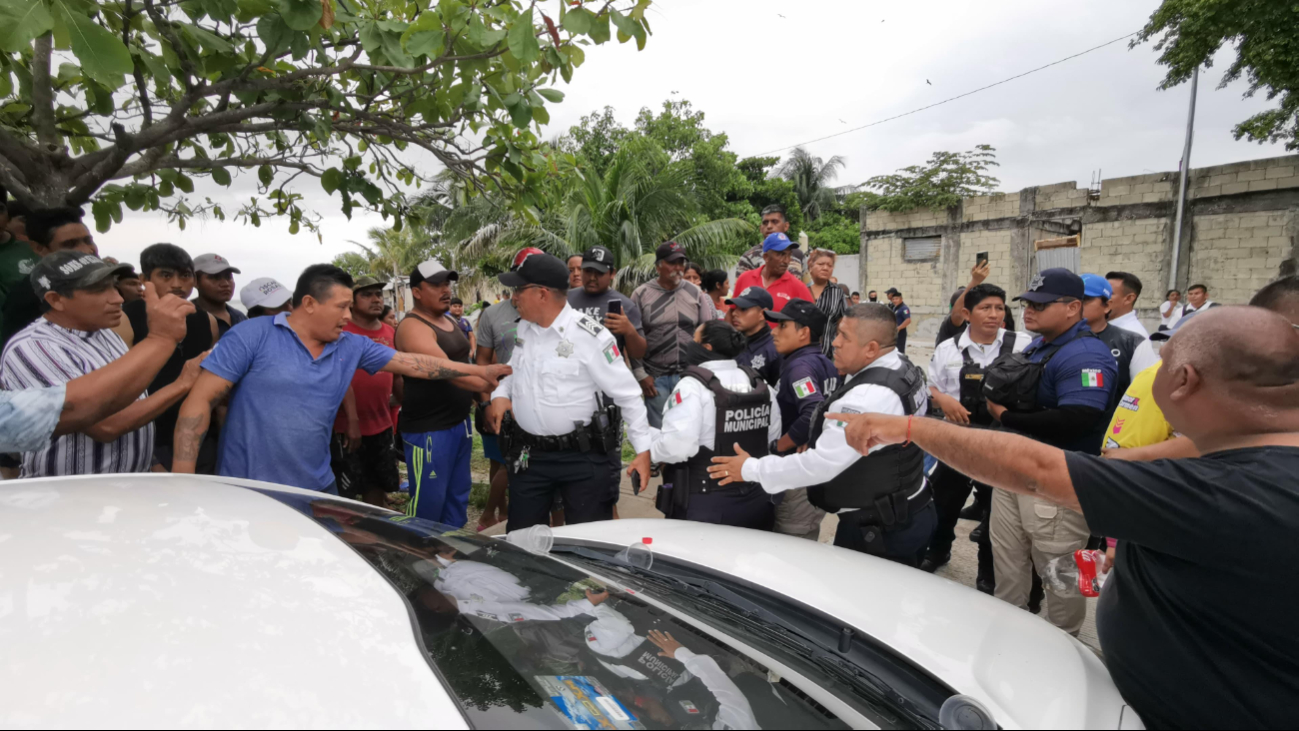 Violento enfrentamiento en Ciudad del Carmen deja varios policías heridos y tres detenidos