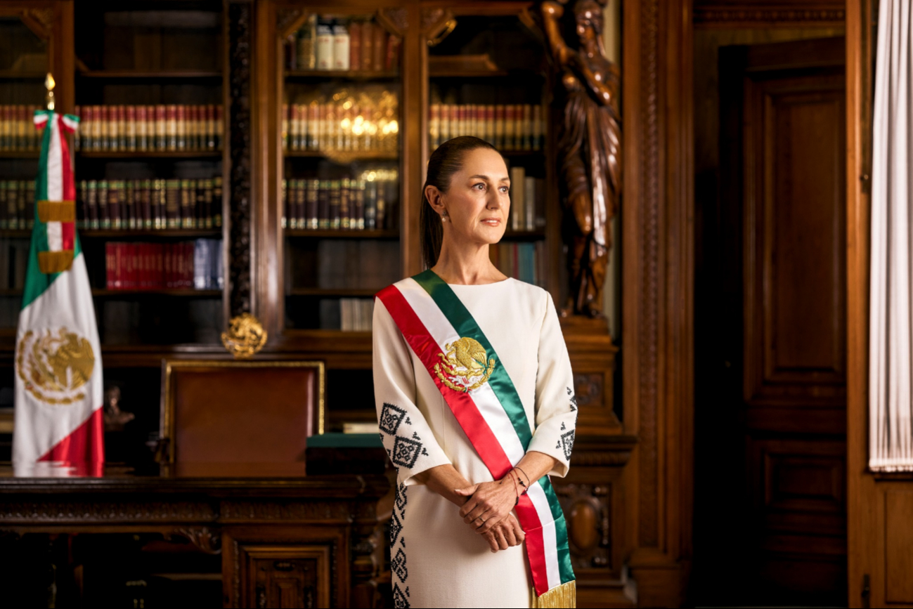 Claudia Sheinbaum presume su cuadro oficial en el despacho de Palacio Nacional 