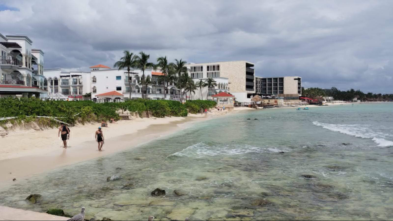 Erosión en la costa de Playa del Carmen aleja a turistas