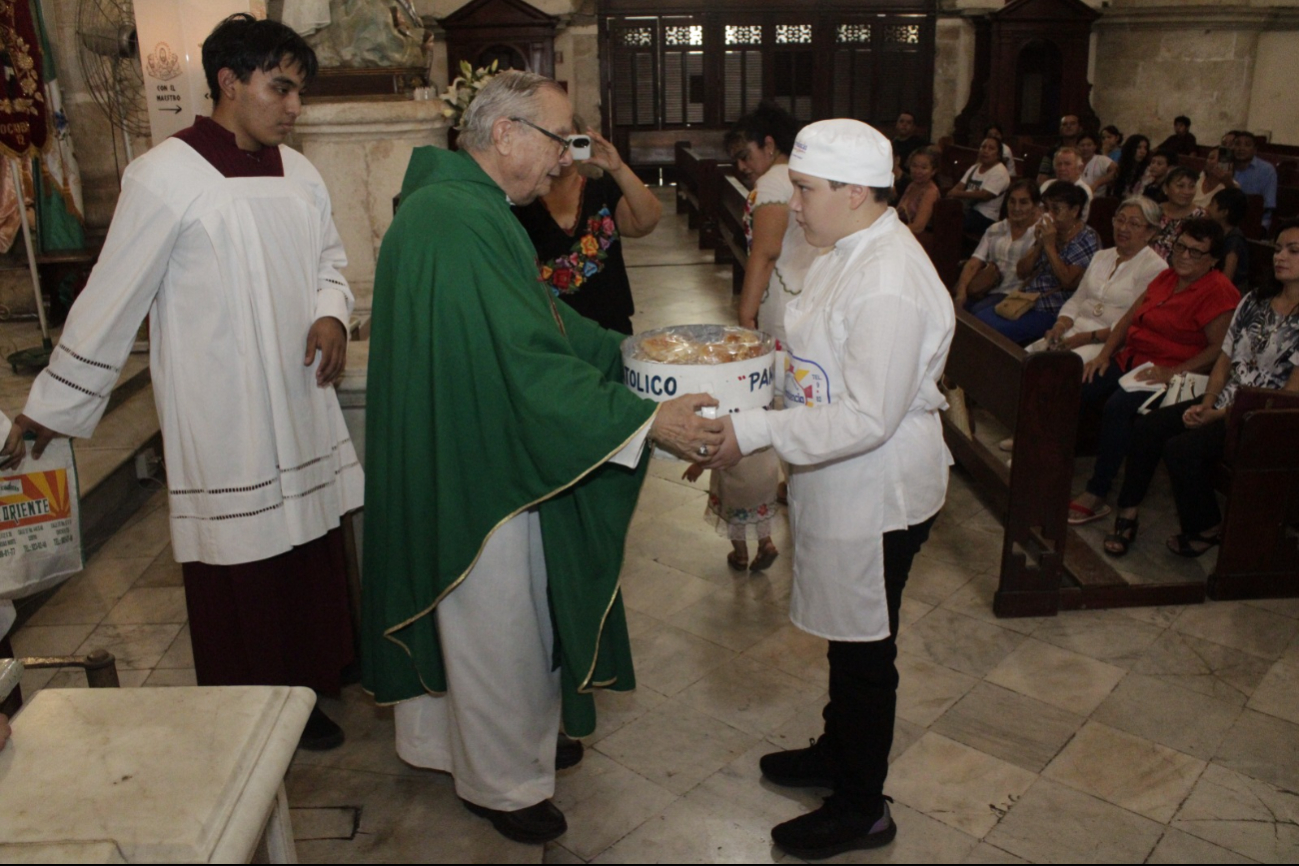 Cierran los festejos al Cristo de las Ampollas con más de 10 mil panes en la Catedral de Mérida