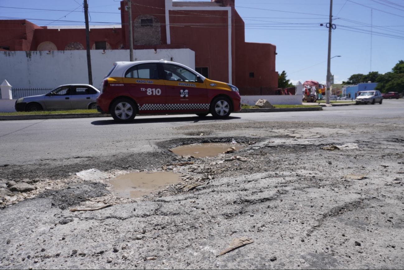 Un taxi quedó en perdida total tras irse a un bache