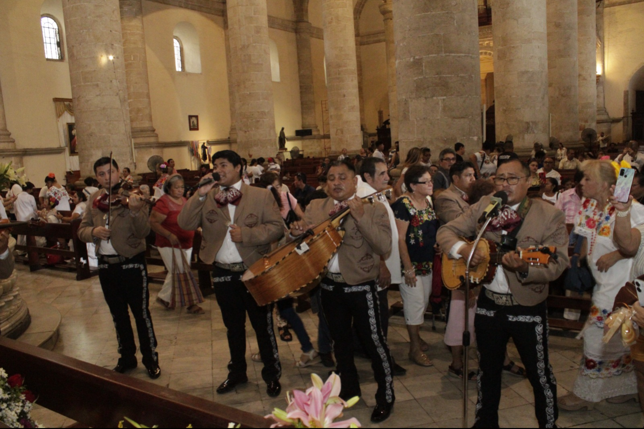 También se le llevó mariachi al Cristo de las Ampollas