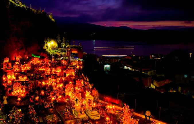 Durante el Día de Muertos en Pátzcuaro, se llenan las orillas del lago con ofrendas