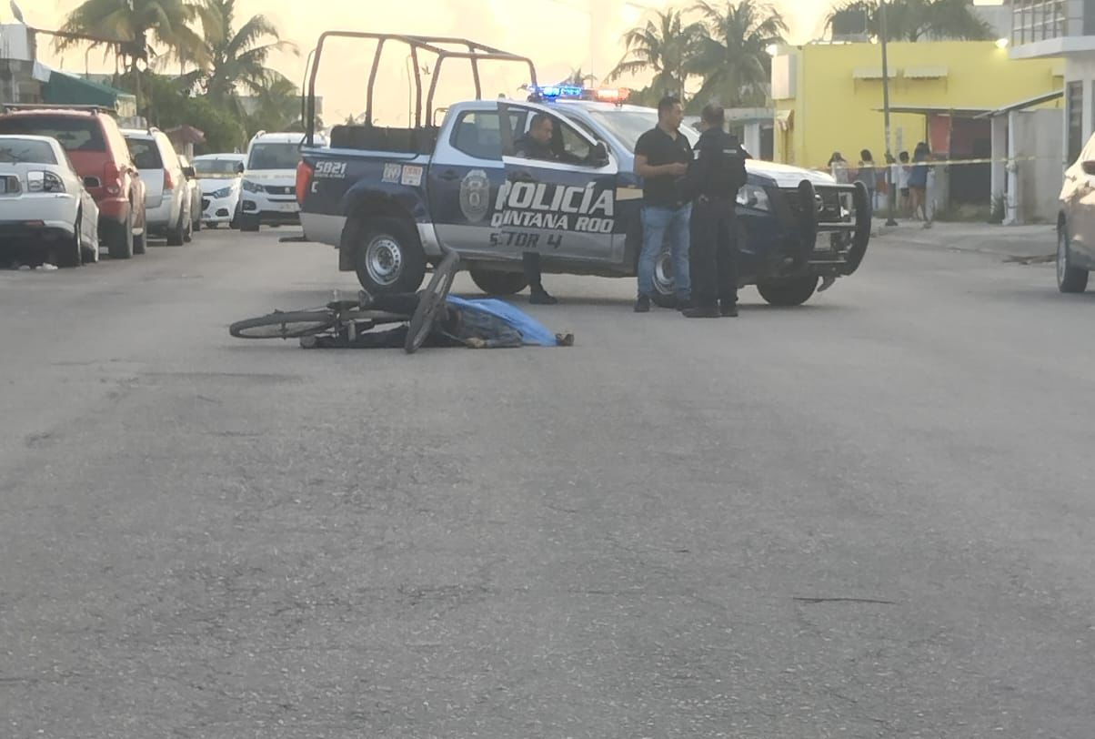 Encuentran a un hombre de la tercera edad inconsciente en una avenida en Cancún