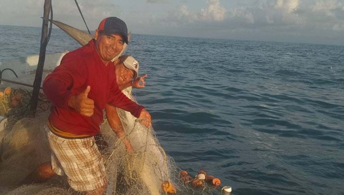 Grupo de pescadores atrapa a un escualo de más de 200 kilogramos en playas de Río Lagartos