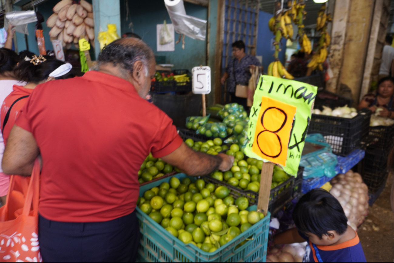 Locatarios del mercado dan mérito a programas federales