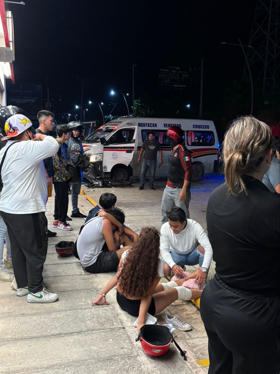 Accidente en Cancún: Conductor de combi atropella a motociclistas  y termina en riña