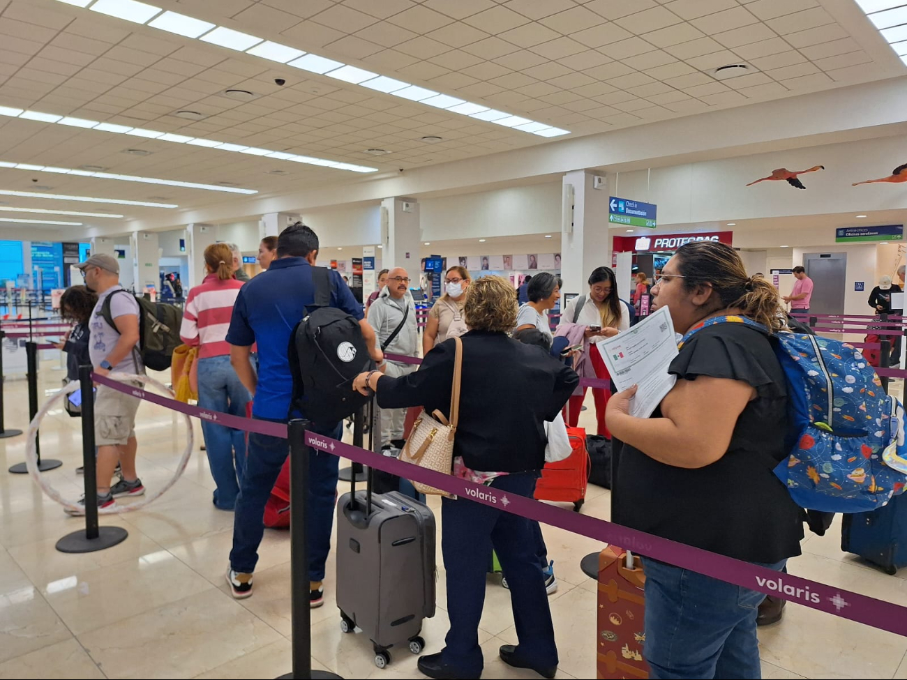 Pasajeros esperaron para ser atendidos por personal de las aerolíneas