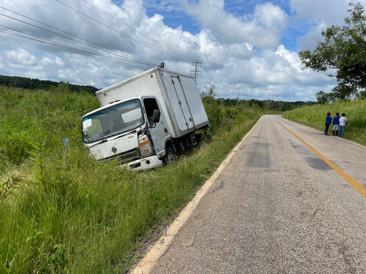 Un camión cargado con bolsas de hielo se salió del camino en la carretera federal 261 Campeche-Hopelchén