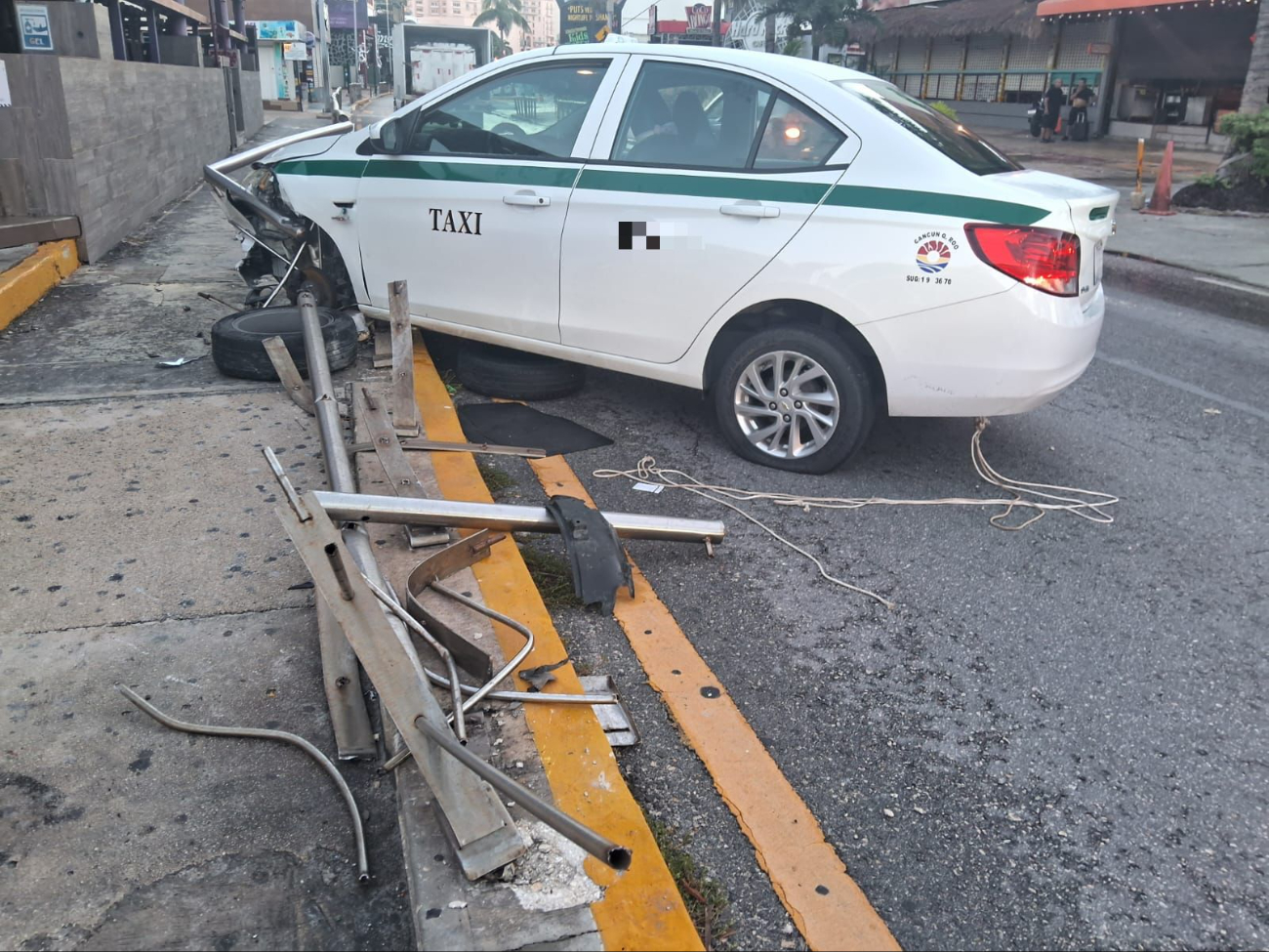 Debido al exceso de velocidad, el taxista perdió el control logrando estrellarse