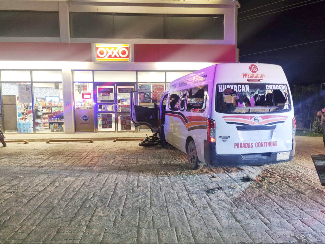 El conductor se refugió dentro de una tienda de conveniencia mientras su van era dañada