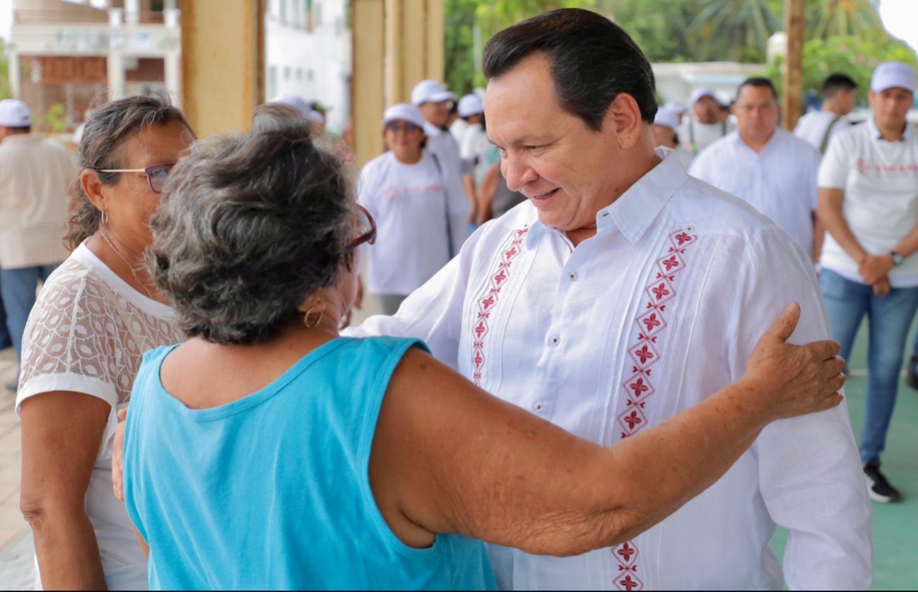 Huacho Díaz Mena continua apoyando a afectados por Huracán Milton en Chuburná Puerto.