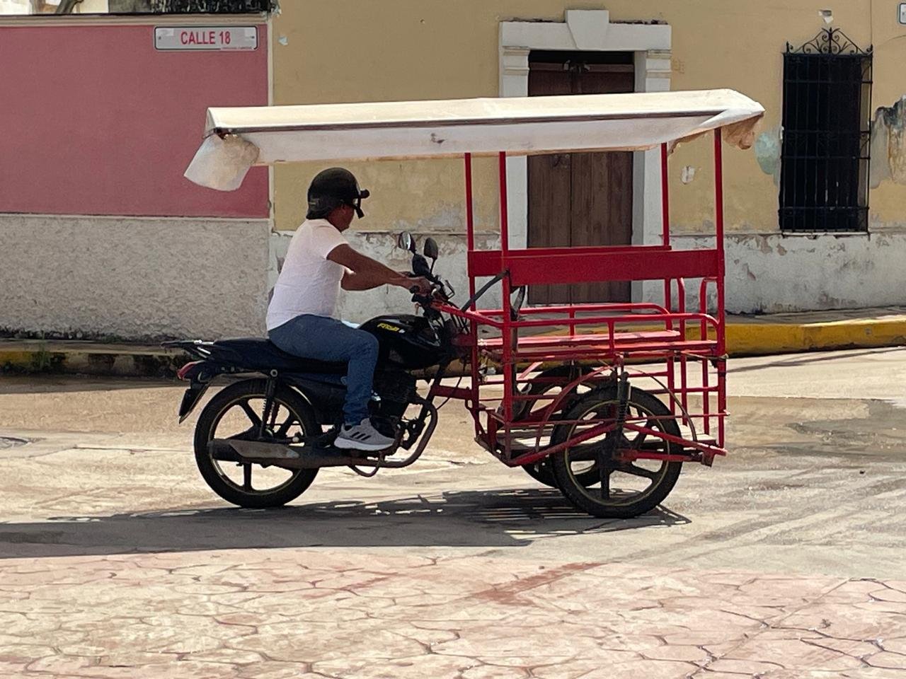 Los residentes deben viajar a Hopelchén para visitar las tumbas de sus seres queridos durante el Día de Muertos, lo que genera gastos adicionales