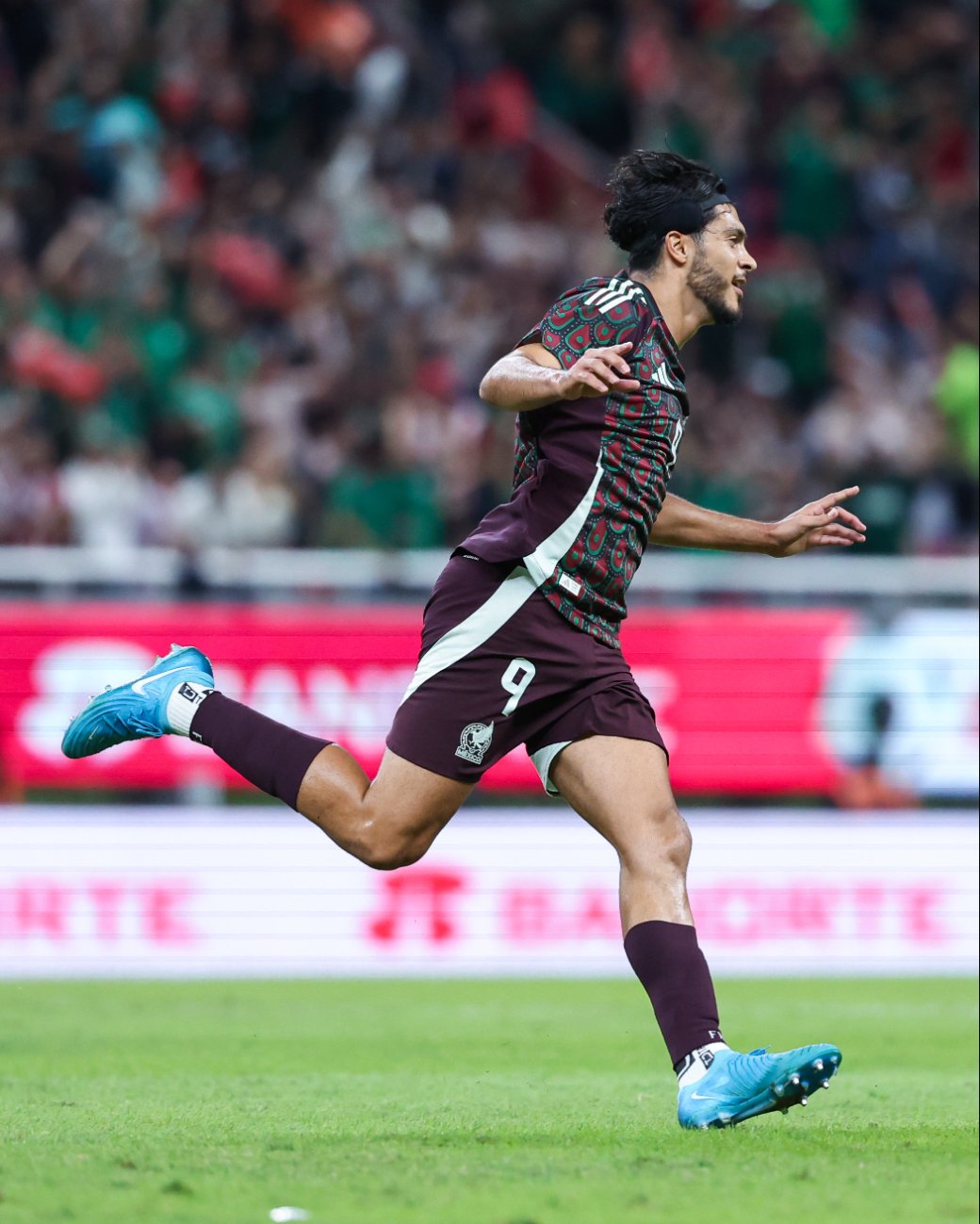 Raúl Jiménez celebra su buena racha goleadora