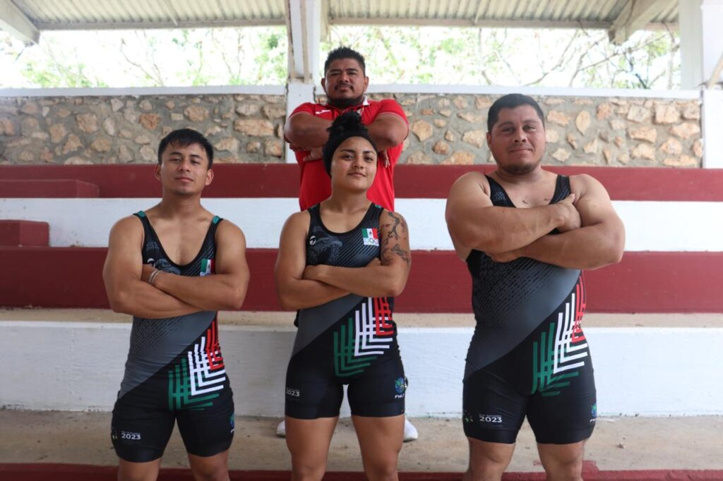 Los campechanos José Manuel Poox Peralta, José Luis López Carpizo y Yudheiky Pantí Arjona se preparan para el mundial de levantamiento de pesas en Bahréin