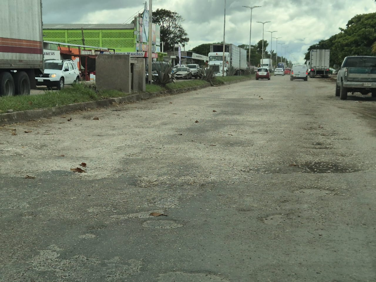 Conductores exigen solución urgente a los baches en el malecón de Champotón