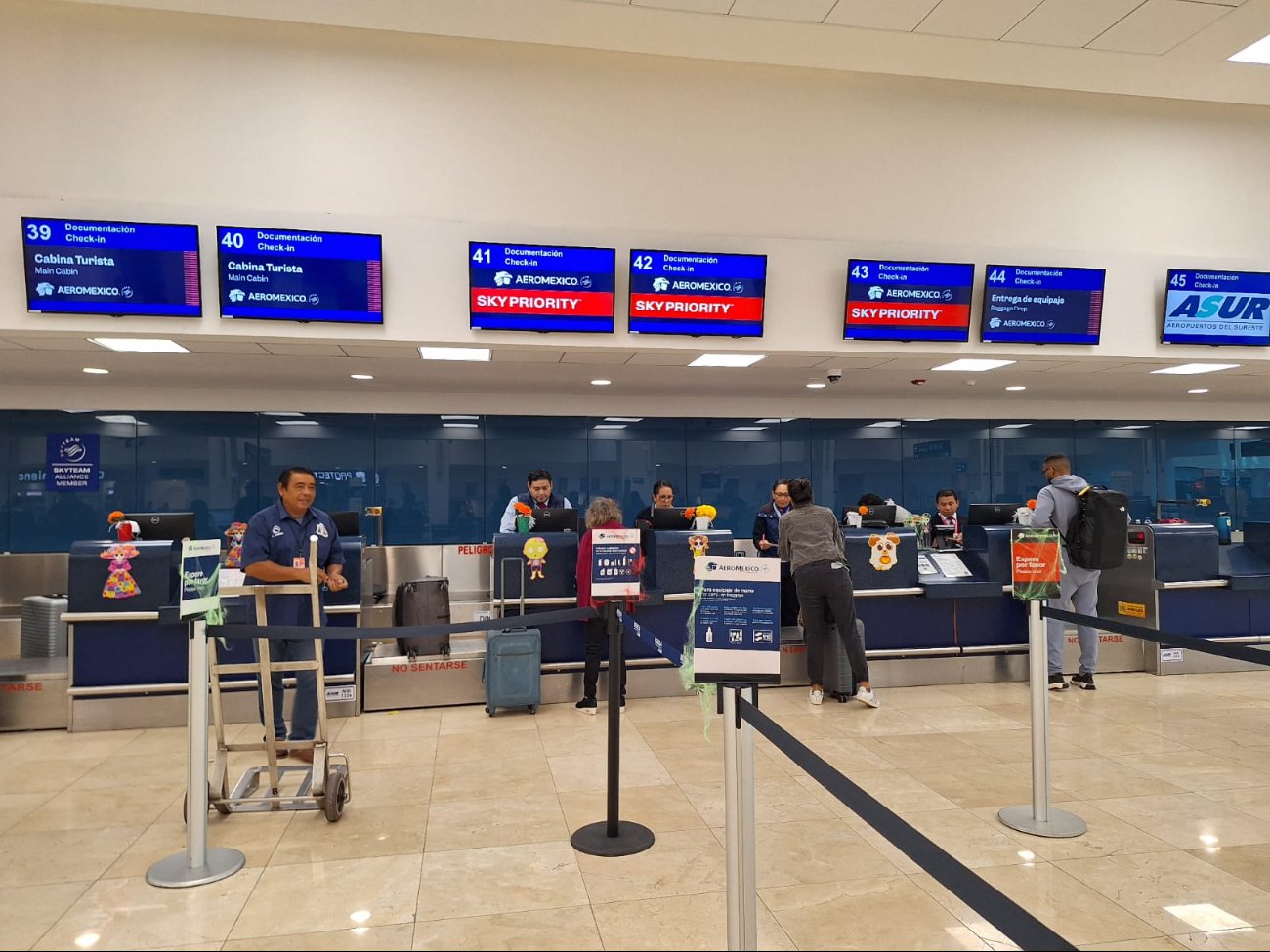 Continúa la atención en el aeropuerto de Mérida