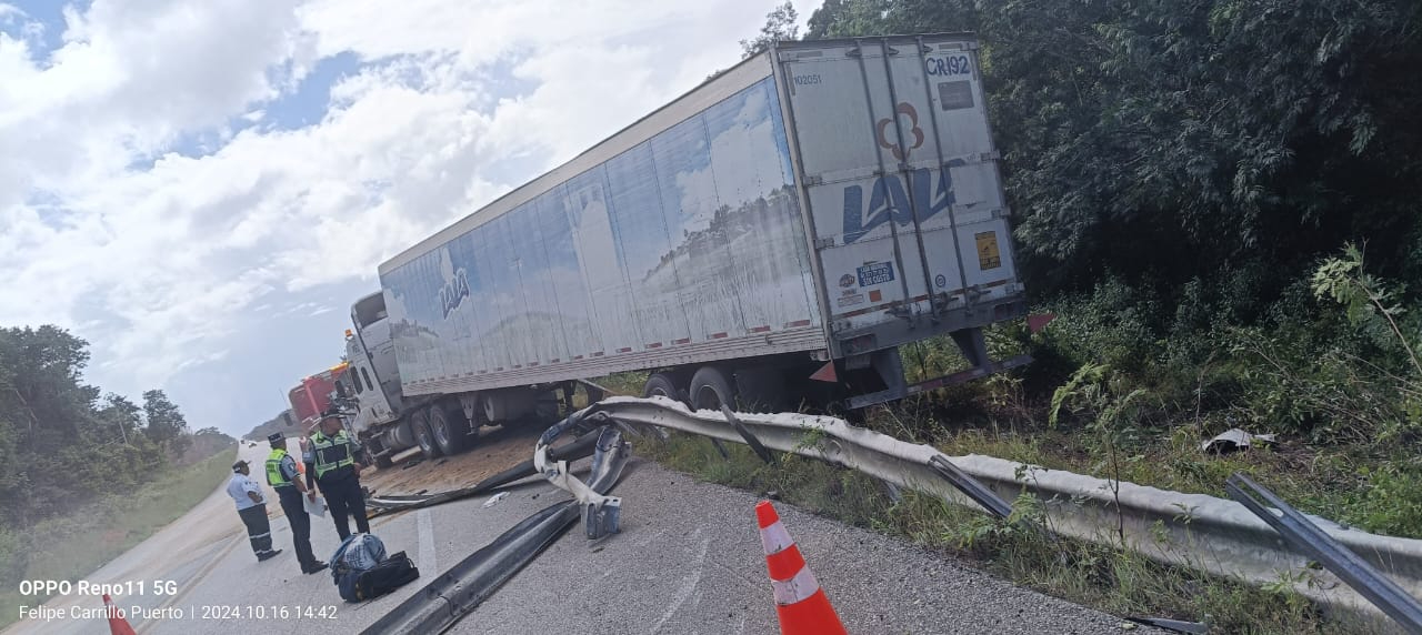 Accidente carretero en  Felipe Carrillo Puerto: Conductor de tráiler se queda dormido  y derriba valla de contención