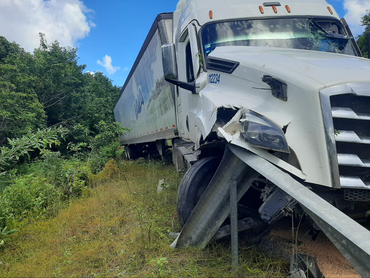 El conductor resultó herido por lo que fue trasladado al hospital, mientras que su unidad sufrió daños