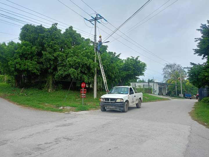 El personal de obras públicas de Sabancuy tuvo que reparar el cable reventado