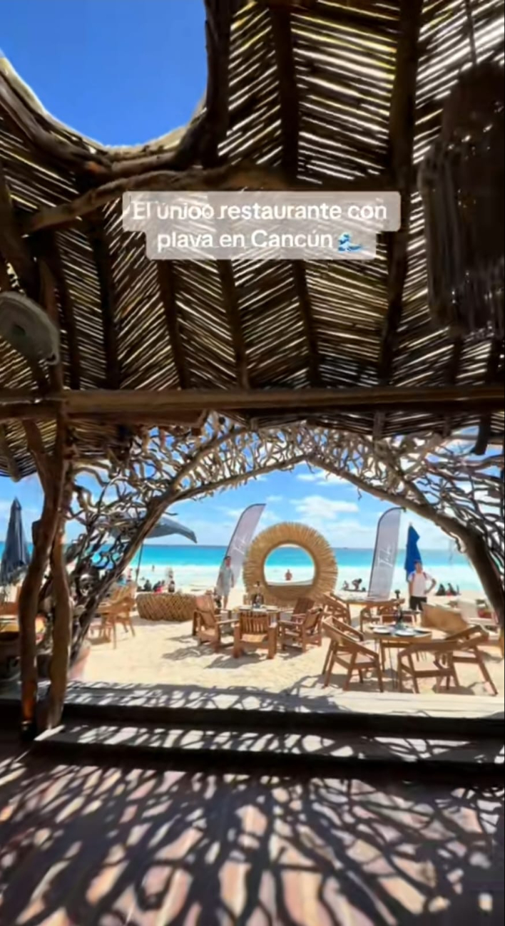 El restaurante con playa se encuentra en la Zona Hotelera