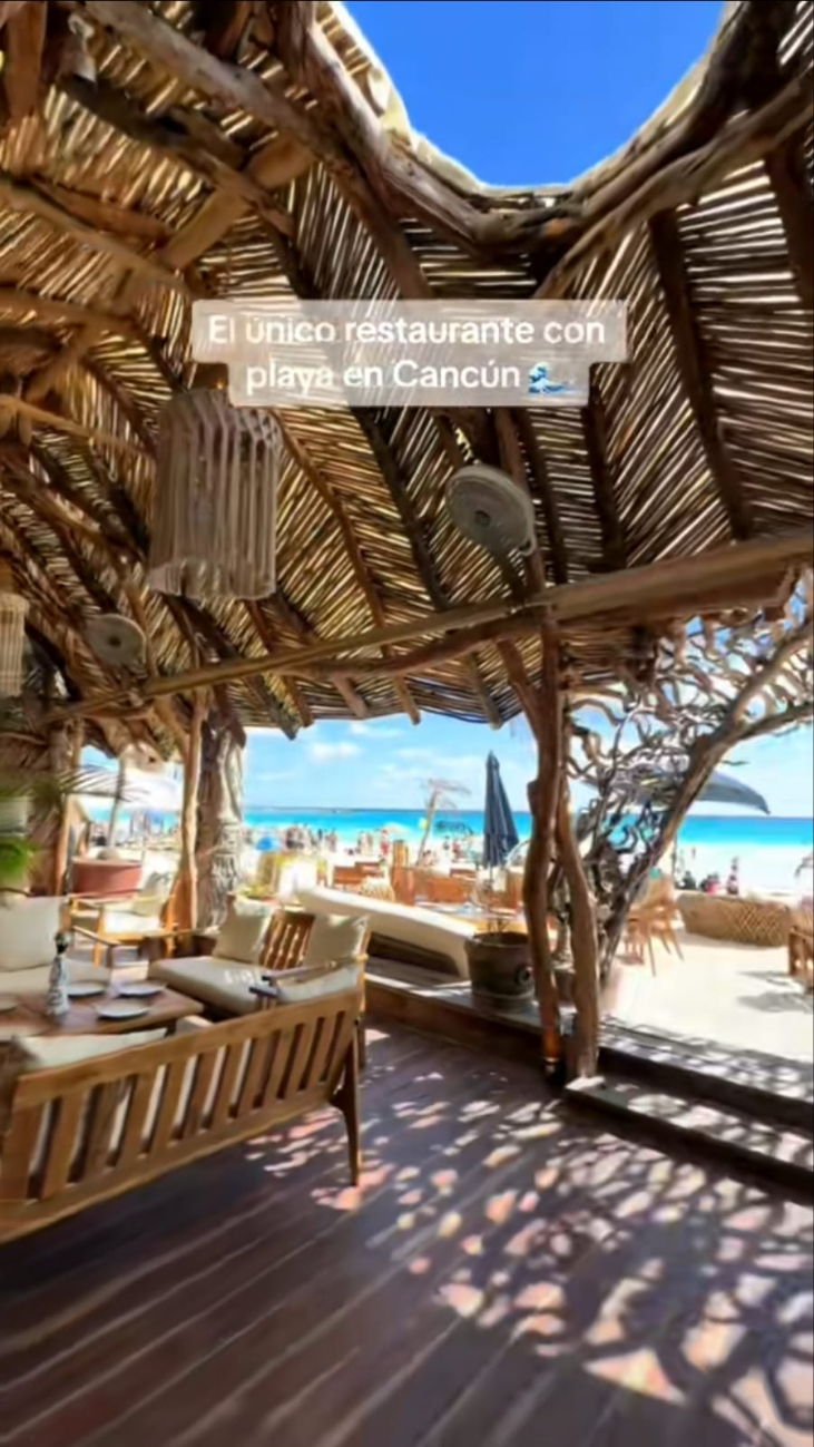 El restaurante es muy famoso por sus vistas a la playa