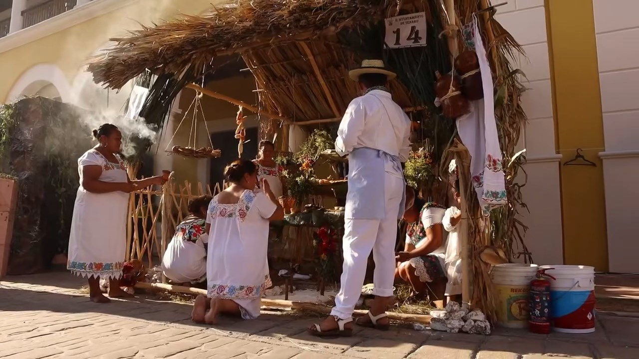 Al altar de Hanal Pixán se le han integrado elementos que originalmente no son de la tradición