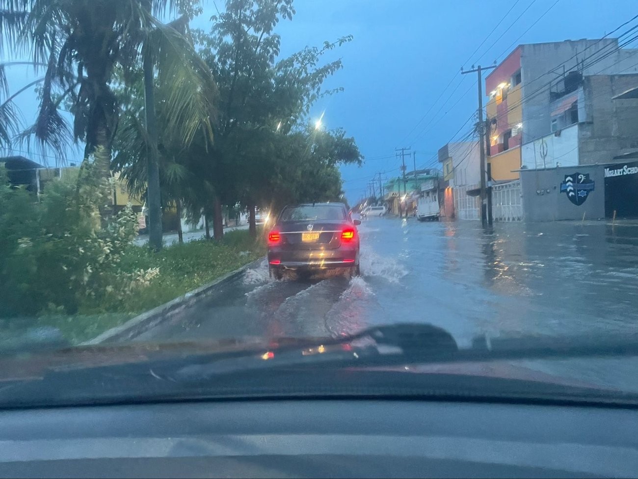 En varias calles y avenidas de Cancún, la acumulación de agua estuvo presente, generando más tráfico