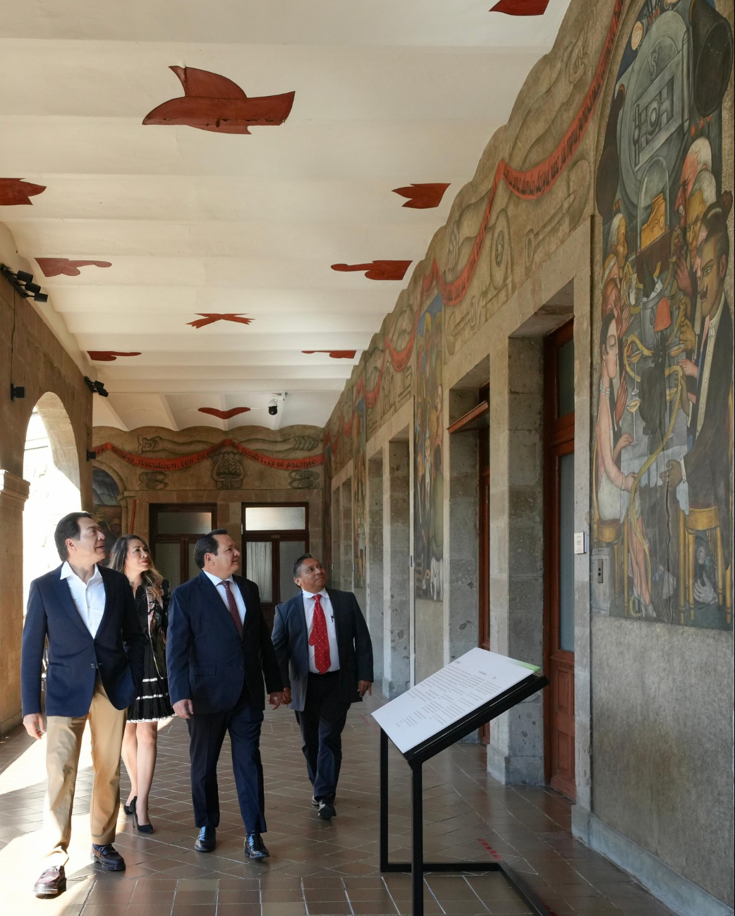 Joaquín Díaz Mena recorrió los murales del edificio de la SEP