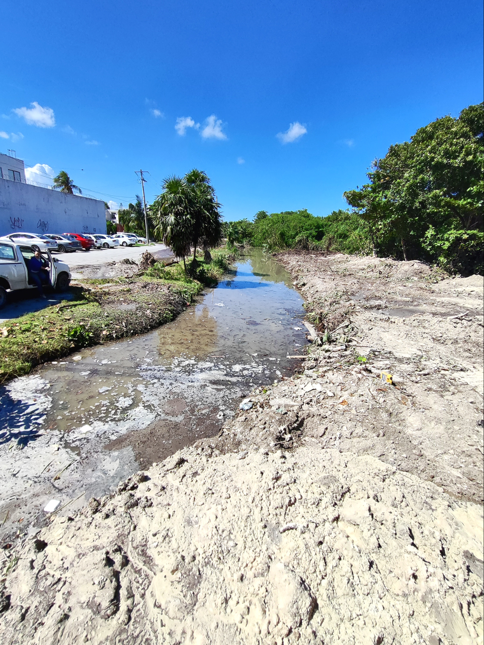 Los motivos de degradar la zona fue para la extracción de basura  y hacer más profunda la laguna