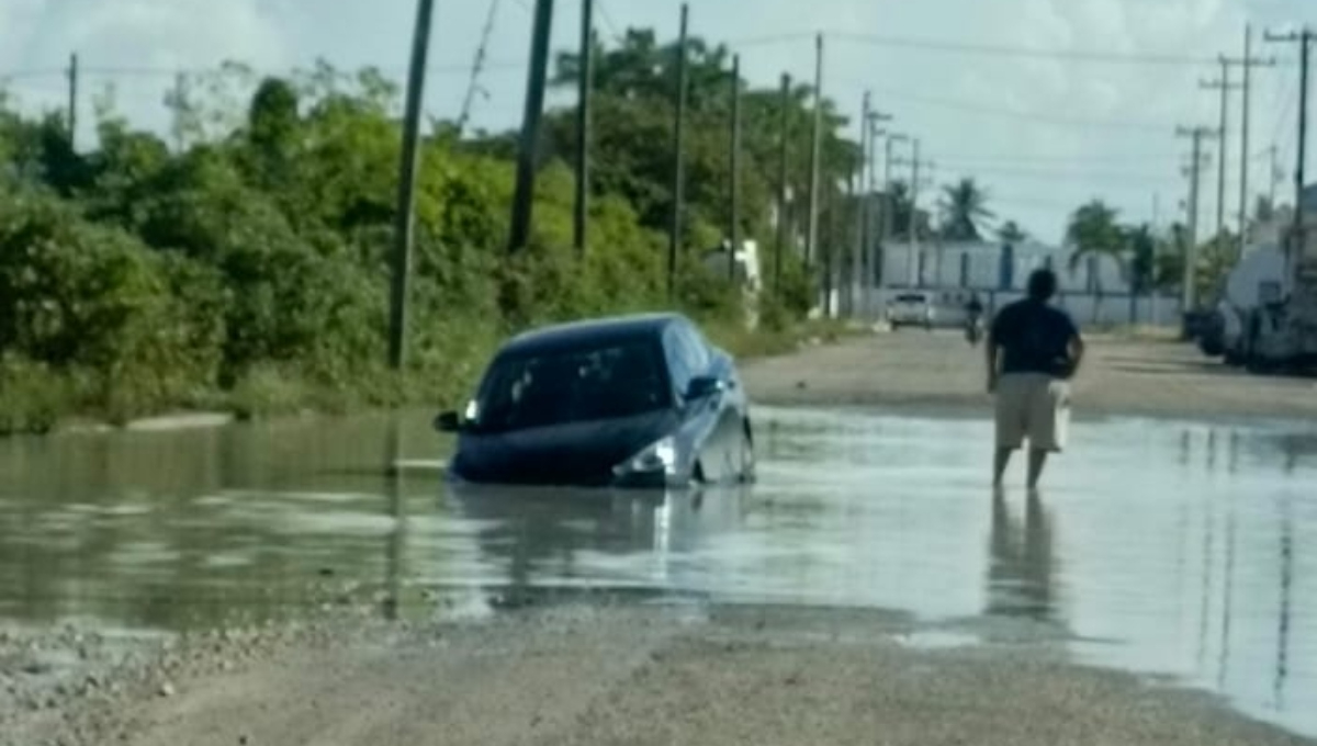 Conductor queda atrapado en un socavón en Progreso