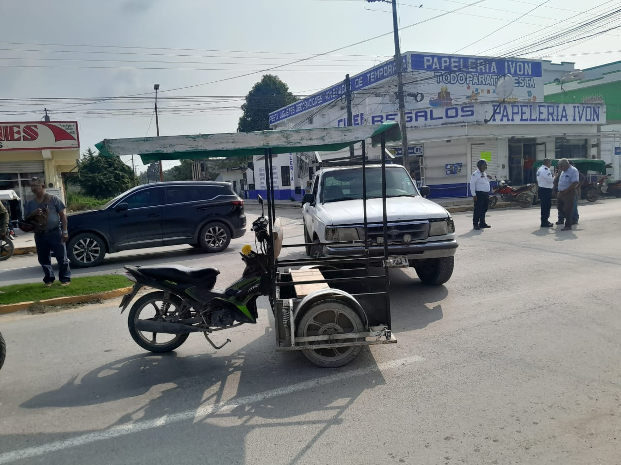 Choque entre mototaxi y camioneta deja dos heridos en Escárcega, entre ellos un menor 