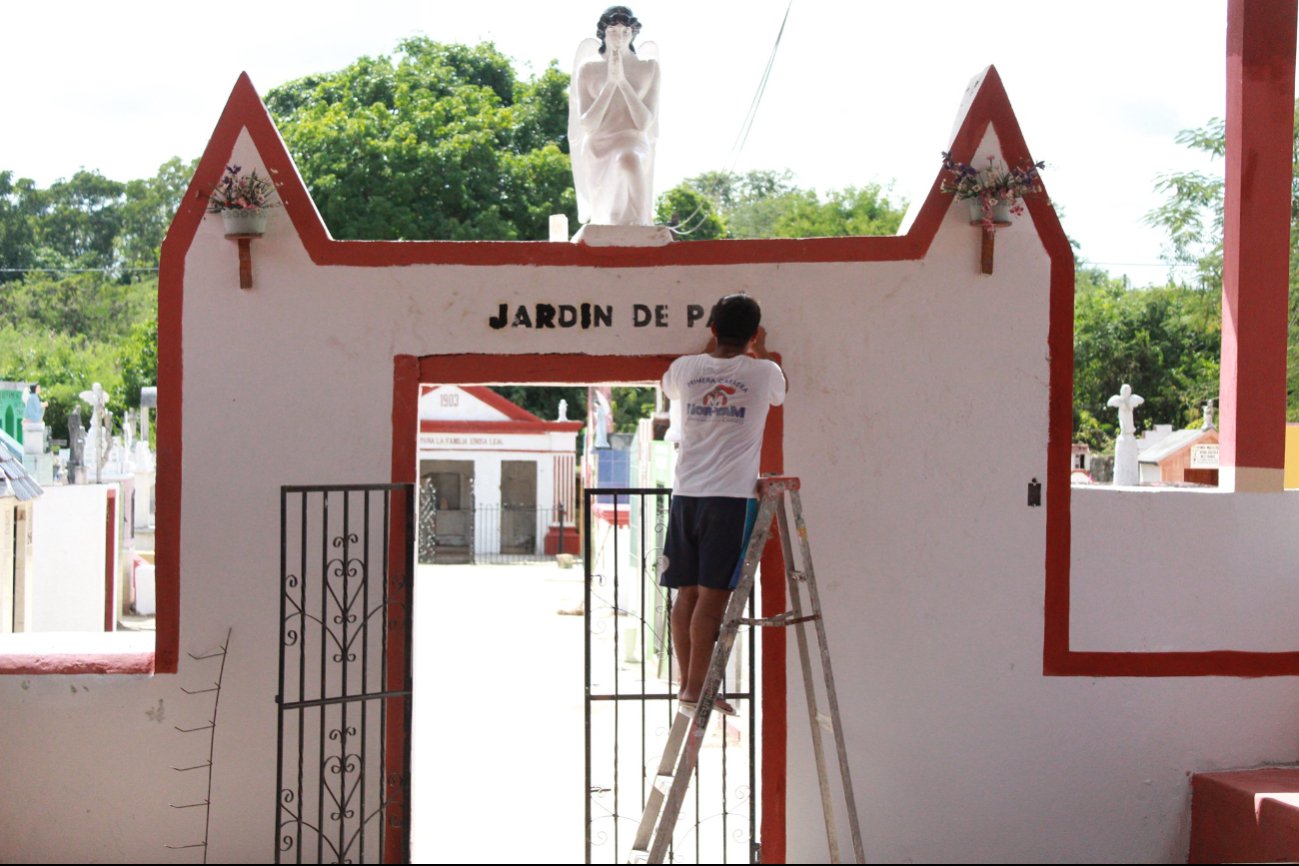 Ya se pintó la fachada del cementerio general de la localidad, fundado en el siglo XIX por las leyes españolas de salubridad.