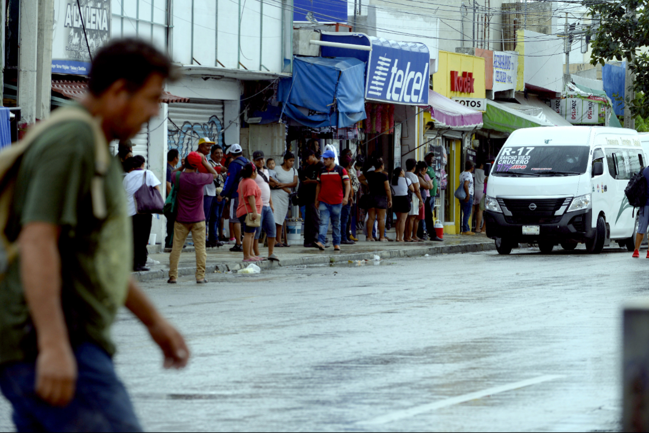 Algunas personas deben caminar más de 10 minutos a una parada de transporte y un así deben pagar dos pasajes