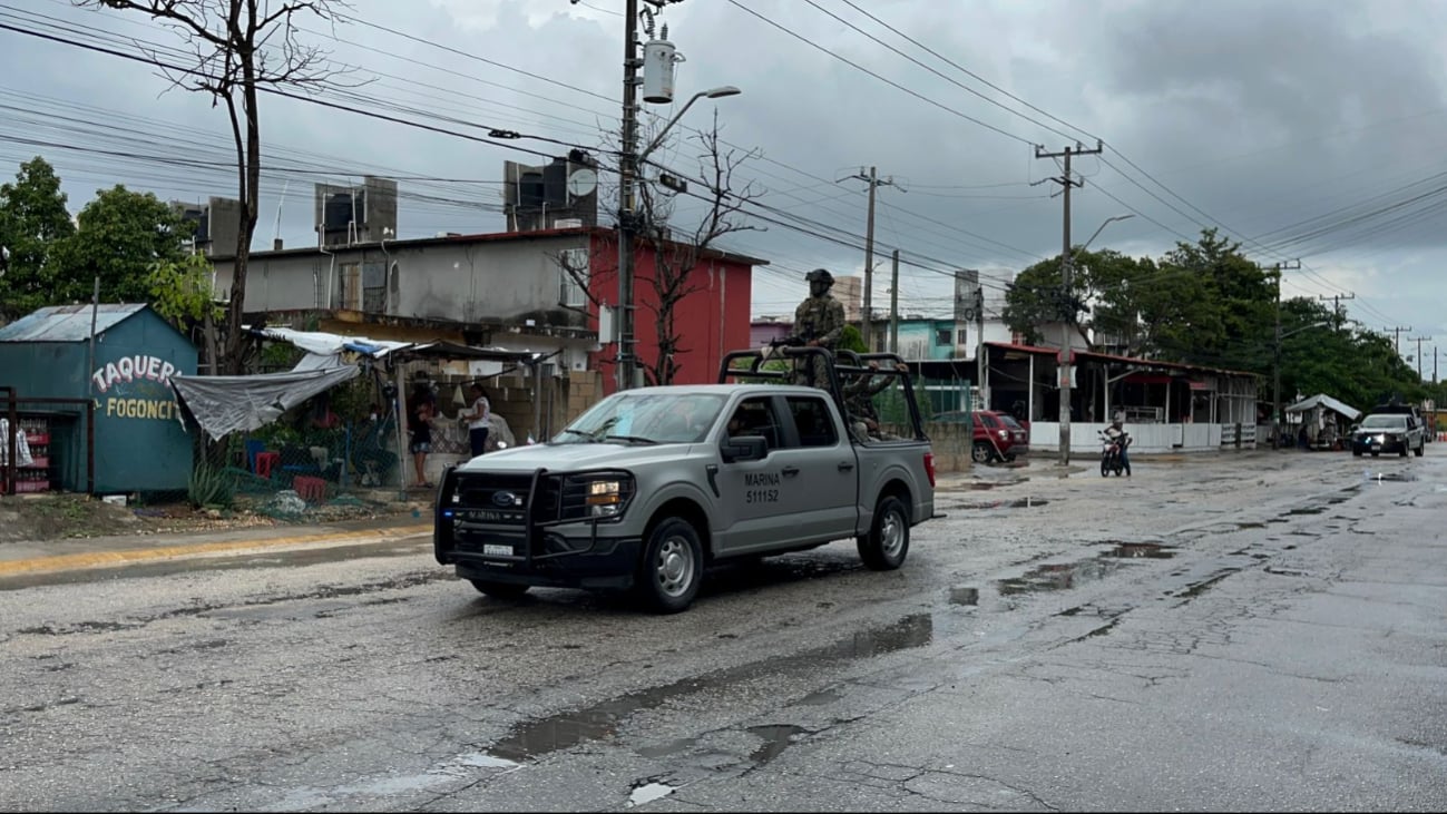 Persecución de sicarios en Villas Otoch, causa evacuación de un Chedraui en Cancún