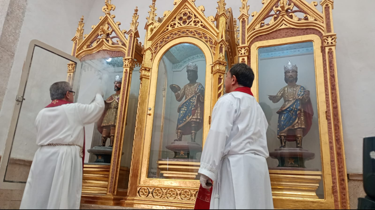 Bajan a las imágenes de los tres Santos Reyes Magos en Tizimín