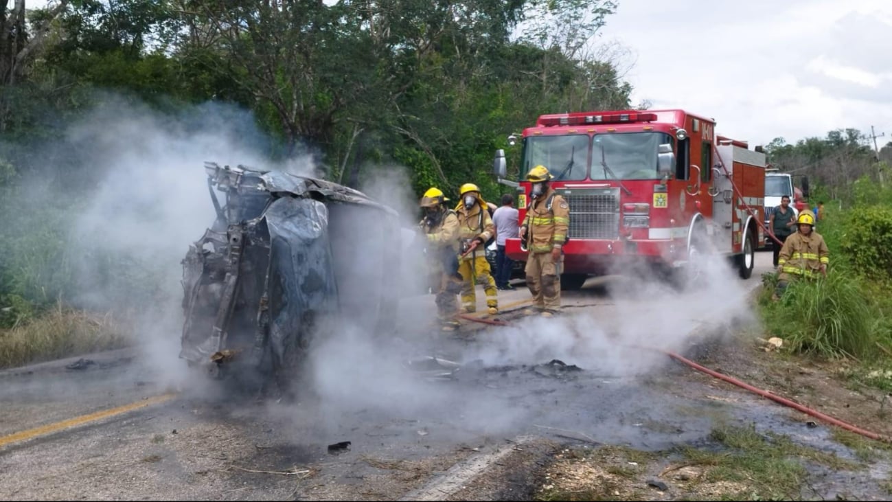 Conductora sufre accidente en José María Morelos; su vehículo dio vueltas y se incendió