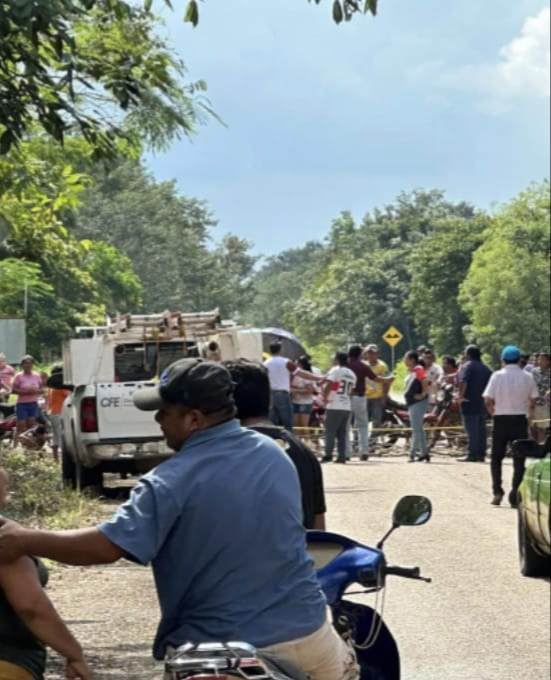 Problemas con la CFE continúan, bloquean carretera en José María Morelos 