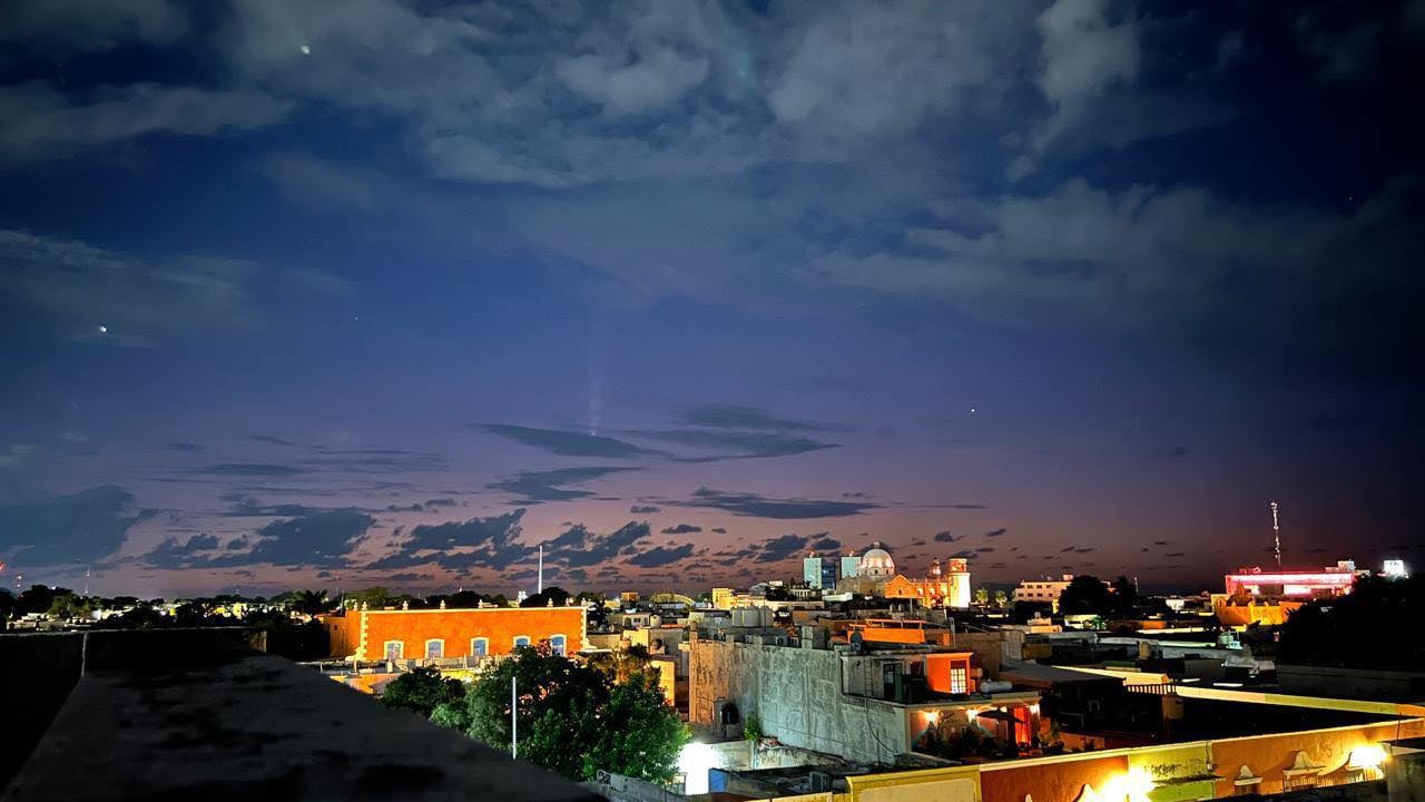 El cometa, conocido como el "Cometa del Siglo", ha superado su mayor acercamiento al sol y es visible a simple vista