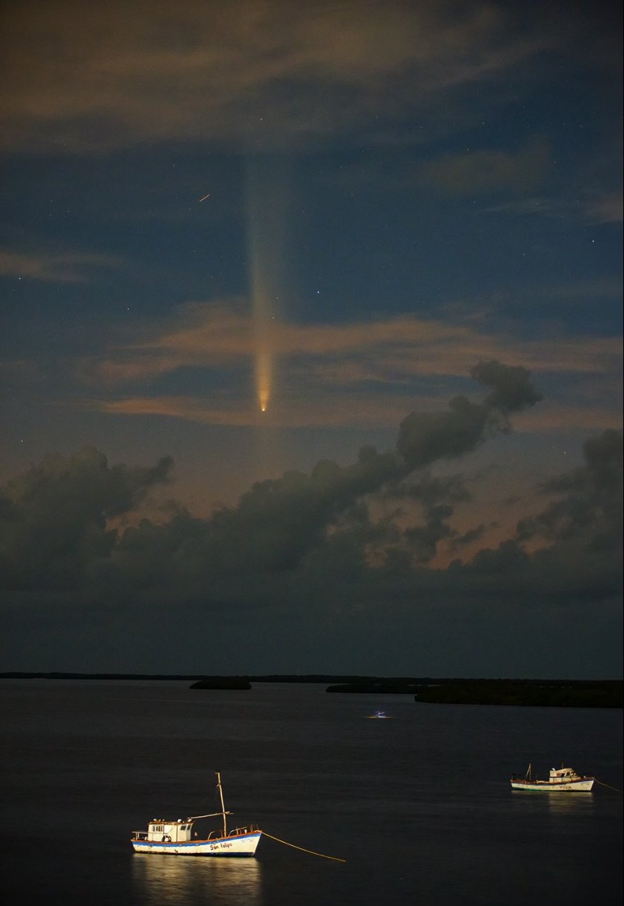 El  Cometa del Siglo, visto desde Río Lagartos, Yucatán por los fotógrafos Gerardo Salvador y Robert Fedez