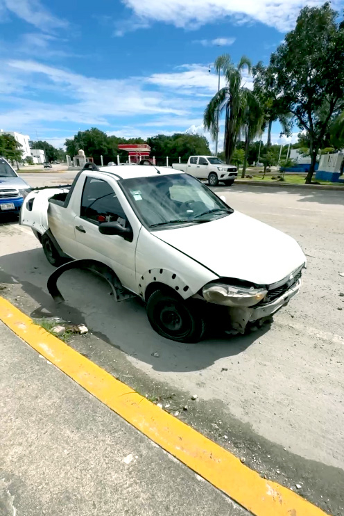 El vehículo sufrió diversos daños en la parte delantera como en su llanta