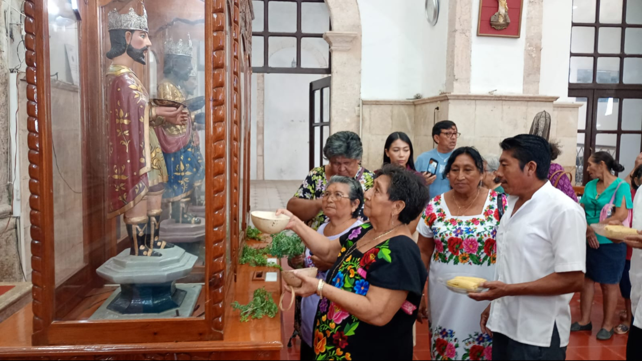 Feligreses festejaron y realizaron la debida ofrenda con devoción a los Santos Reyes.