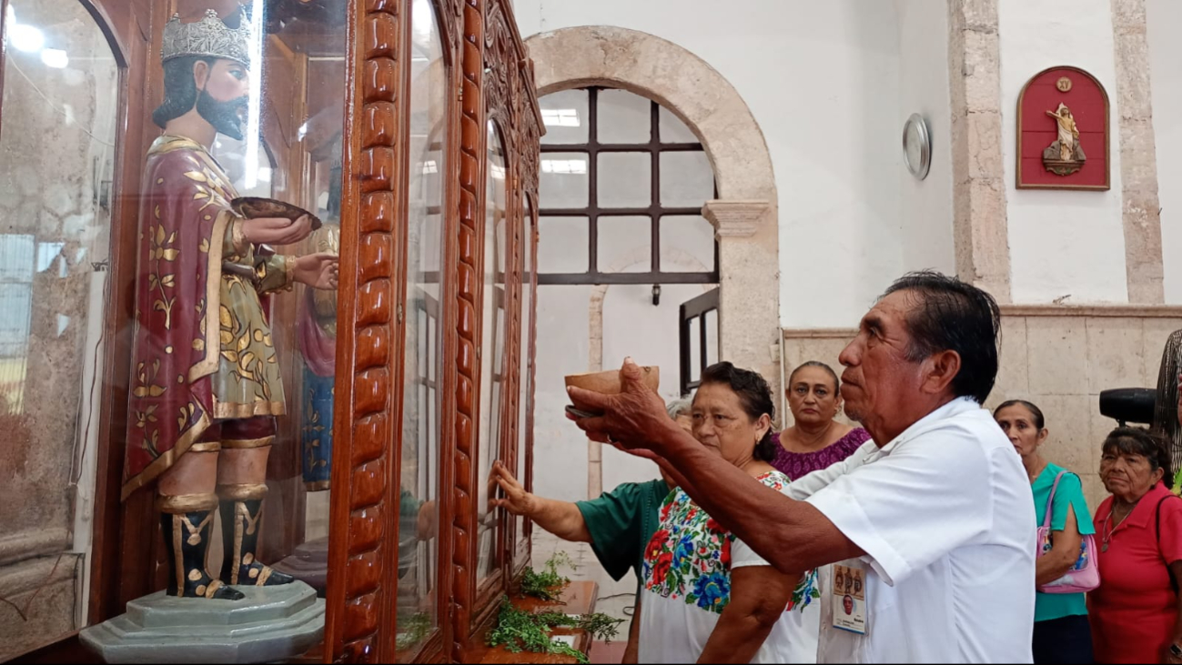 Feligreses se reunieron para ofrendar a los Santos Reyes en Tizimín.