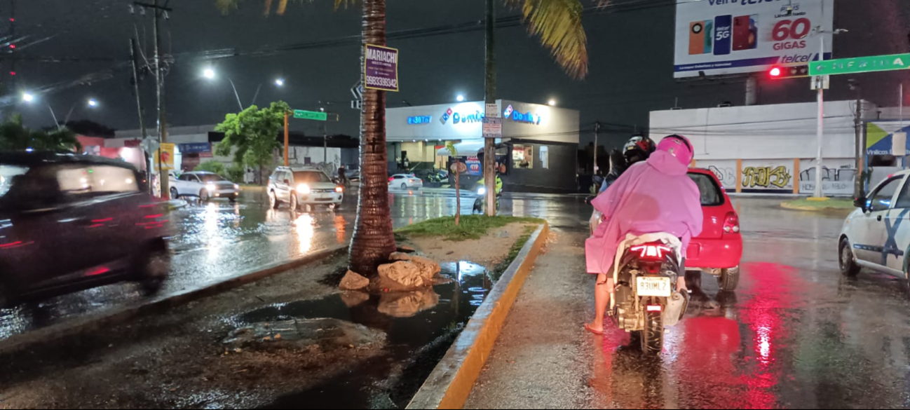 Fuertes lluvias obliga a los ciudadanos a resguardarse apropiadamente al clima.