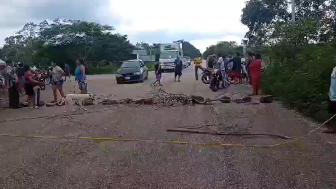 Habitantes realizan el bloqueo debido al deficiente servicio proveído por la CFE.