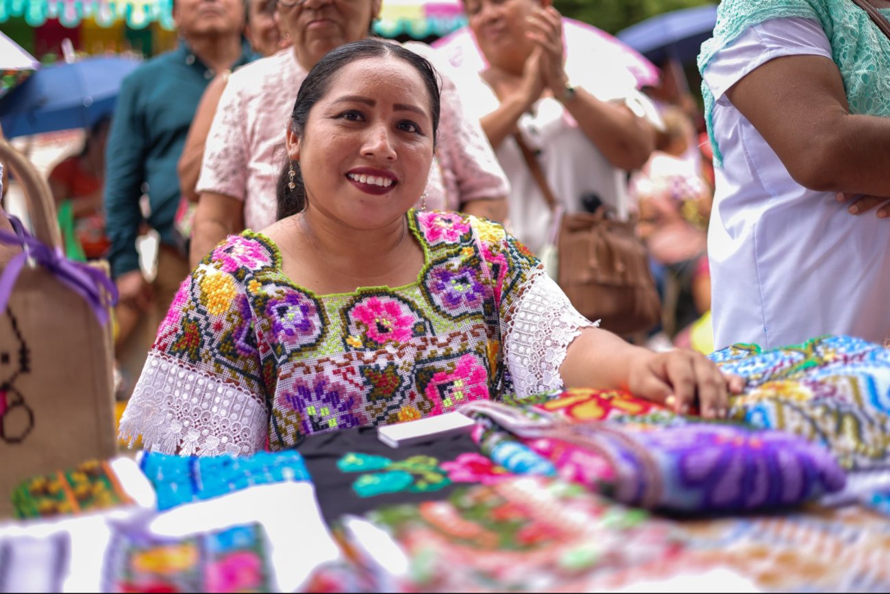 Huacho Díaz Mena reafirma su compromiso con las mujeres, las invita a la Feria Yucatán Xmatkuil 